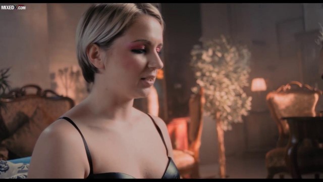 Подружки на софе лижут анальные дырочки и клиторки