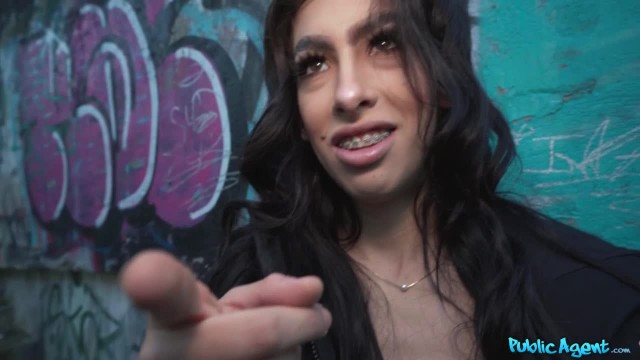 Брюнетка ебется с пикапером в заброшенном здании